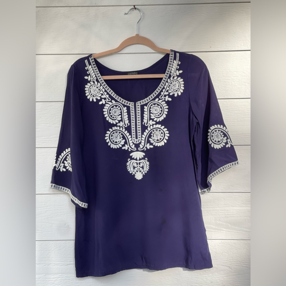 Women’s embroidered tunic top. Size Small/Medium.